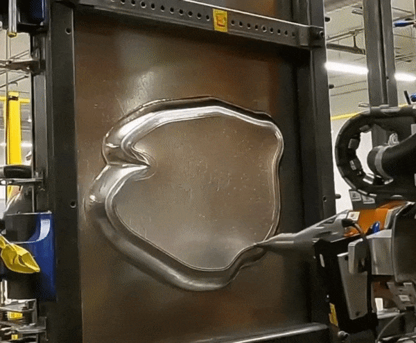 Machina Labs’ robots molding 3D metals.