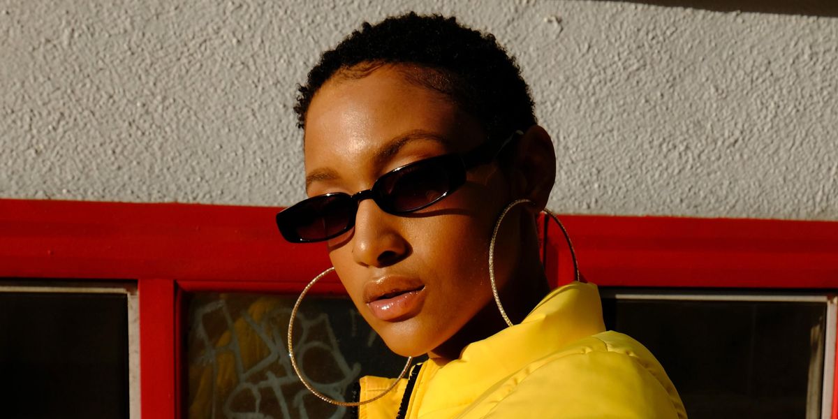 woman wearing trendy street clothes